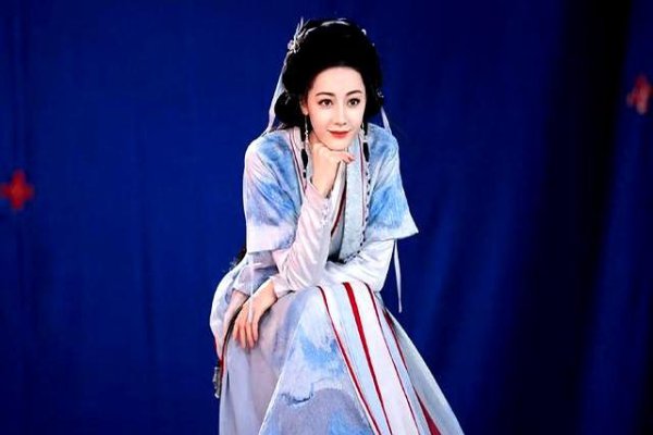 迪丽热巴沈月王鹤棣张凌赫四东谈主约聚，背后故事让东谈主只怕