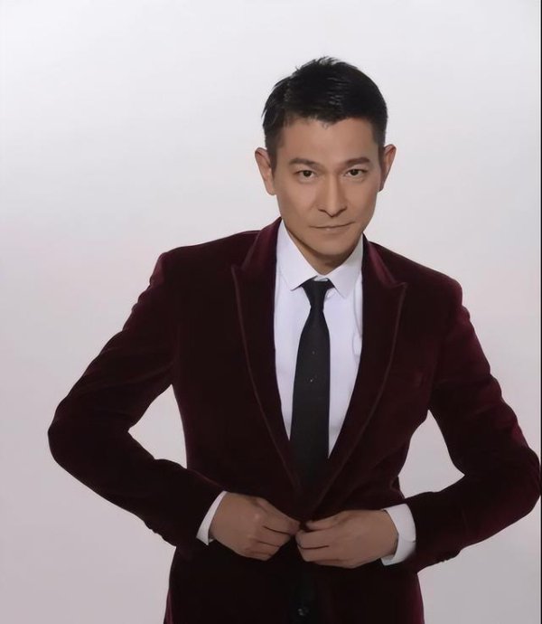 刘德华：从消防员到影帝，东说念主生翻盘如过山车，岁月不泄劲奋者精神