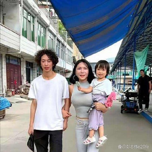 龚玥菲和庞麦郎走在街上一手挽着时候随笔的