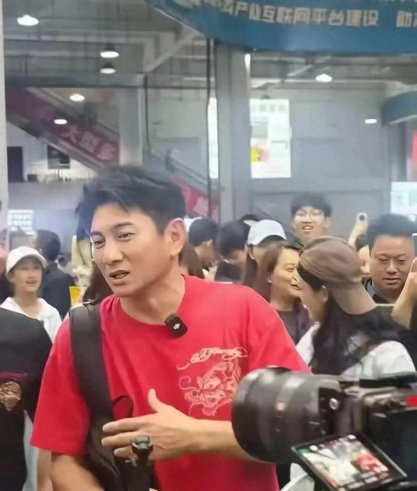 吴奇隆云南逛花市，红T配拖鞋，网友直呼太接地气