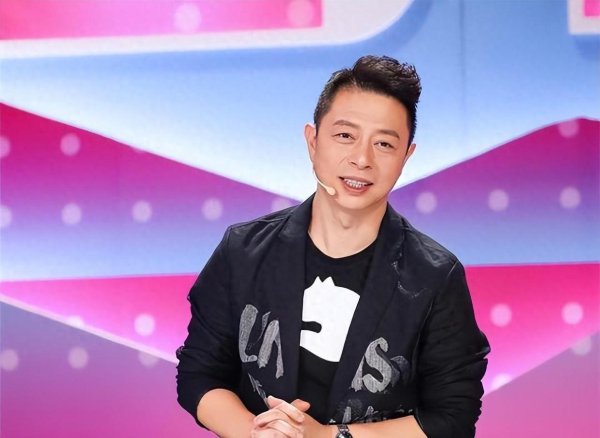 广东闻明主捏东谈主阮星航，52岁，曾与搭档胡向真恩爱，育有两子